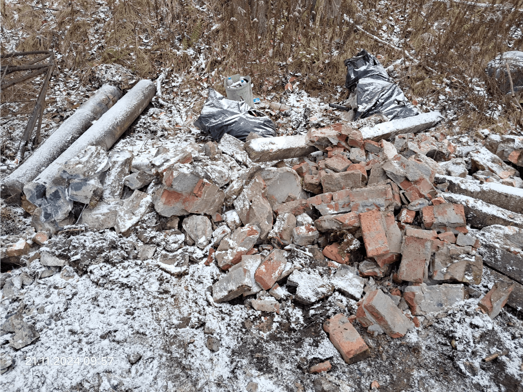 Odpady stałe na terenie przed rekultywacją